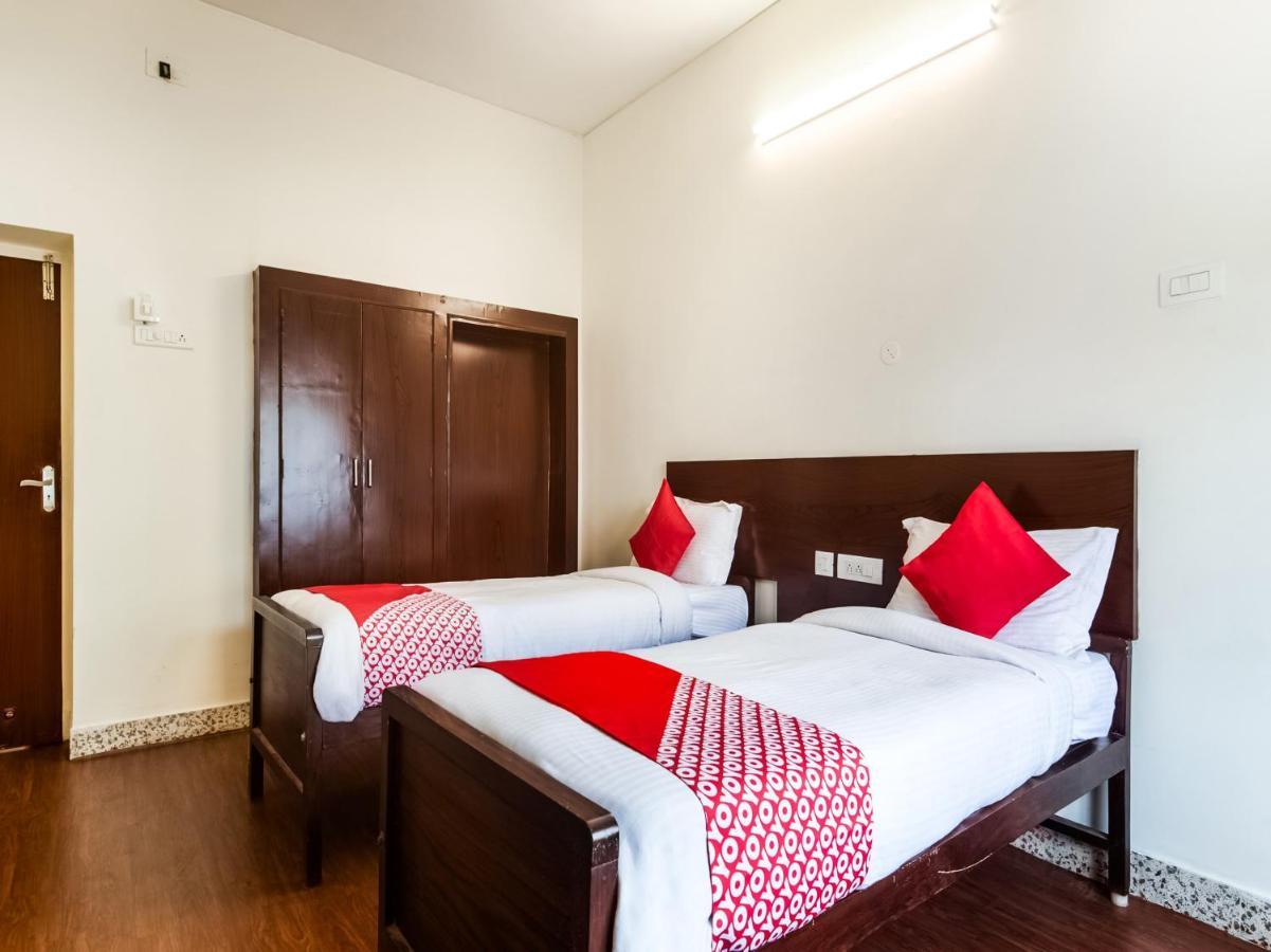 Oyo 76129 Rk Inn Guntur Exterior photo